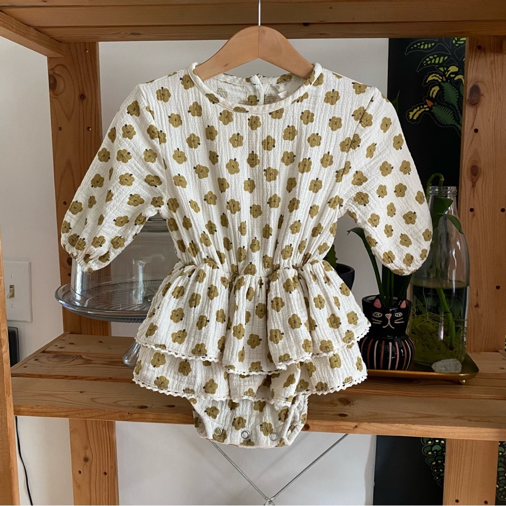 Quincy Mae Floral Rosie Romper in Ditsy Clay Floral Print 6-12m - Picture 2 of 14